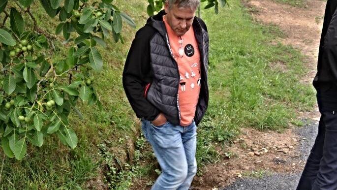 Mehrere solche Einlaufschächte - in diesen blickt Stadtrat Markus Fausten (CSU) - sollen künftig verhindern, dass es infolge von Oberflächenwasser in Kurzewind zu Überschwemmungen kommt.Helmut Will