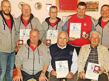 Der FC-Bayern-Fanclub Reundorf hat treue Mitglieder geehrt. Im Bild (stehend, von links) Zweiter Vorsitzender Torsten Hellmuth, Uwe Hildebrandt, Tim Hallermeier, Jürgen Düthorn und Vorsitzender Michael Franke sowie (sitzend, von links) Ehrenvorsitzender Reinhard Voll, Josef Fischer und Dritter Bürgermeister Winfried Weinbeer Foto: Alfred Thieret