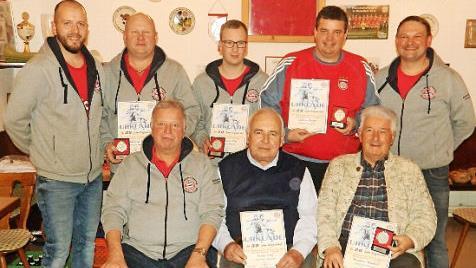 Der FC-Bayern-Fanclub Reundorf hat treue Mitglieder geehrt. Im Bild (stehend, von links) Zweiter Vorsitzender Torsten Hellmuth, Uwe Hildebrandt, Tim Hallermeier, Jürgen Düthorn und Vorsitzender Michael Franke sowie (sitzend, von links) Ehrenvorsitzender Reinhard Voll, Josef Fischer und Dritter Bürgermeister Winfried Weinbeer Foto: Alfred Thieret