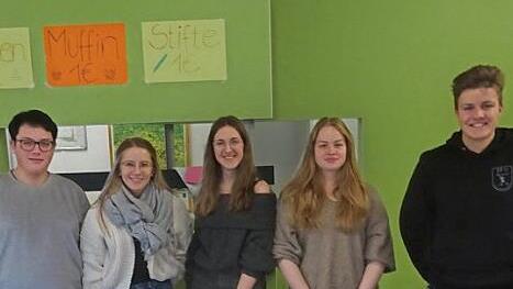 Lukas Kunze, Luzie Dück, Johanna Terhardt, Sophie Kreil und Joshua Sobotta (von links) verkauften selbst gebackene Plätzchen und Kuchen für einen guten Zweck.