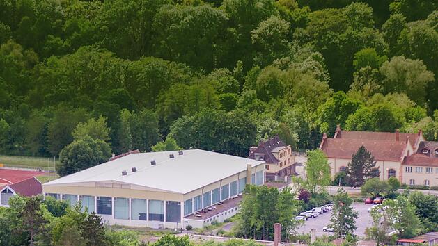 Die Eissporthalle in Bad Kissingen wurde 2017 verkauft und 2019 geschlossen. Jetzt will die Stadt sie zur&uuml;ck.