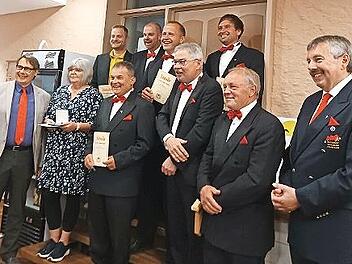 Ehrungen bei der Faschingsgesellschaft Stadtsteinach; unser Bild zeigt (vorne, von links) Roland Wolfrum, Heike Geier, Georg Ott, Andy Sesselmann, Hansi Hümmer, Norbert Greger sowie (hintere Reihe, von links) Marcel Ott, Heiko Weimann, Markus Hem...
