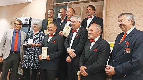 Ehrungen bei der Faschingsgesellschaft Stadtsteinach; unser Bild zeigt (vorne, von links) Roland Wolfrum, Heike Geier, Georg Ott, Andy Sesselmann, Hansi Hümmer, Norbert Greger sowie (hintere Reihe, von links) Marcel Ott, Heiko Weimann, Markus Hem...