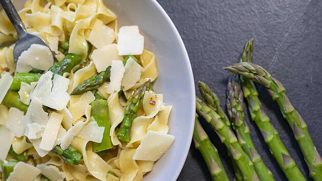 Spargel in einer mediterranen Mischung aus Pasta und Zitronen genie&szlig;en.