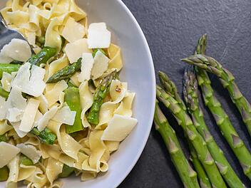 Spargel in einer mediterranen Mischung aus Pasta und Zitronen genie&szlig;en.