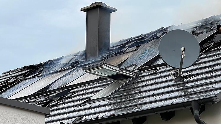 Sommerach: Großeinsatz wegen Dachstuhlbrand - "dichter Qualm"