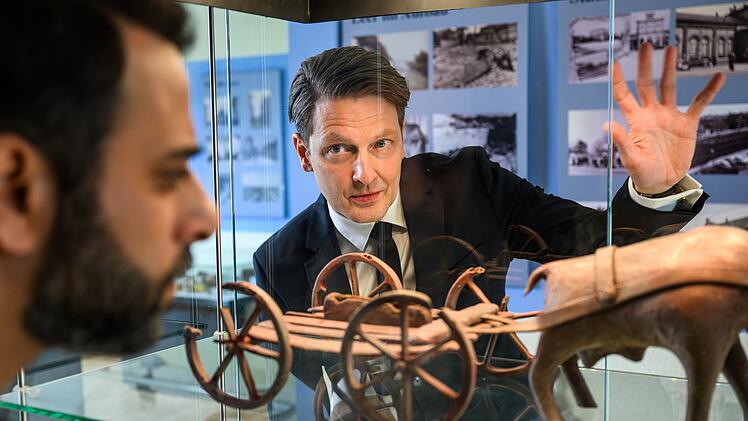 Wolfgang Habedank (Holger Stockhaus, rechts) ist nicht nur Bestatter, sondern auch Leiter des Heimatarchivs von Leer und damit sehr an der gefundenen Scheibe interessiert. Er glaubt, dass sie zu dem wertvollen legend&auml;ren Sonnenwagen im Museum geh&ouml;ren k&ouml;nnte. Da kann Yunus (Yunus Cumartpay) nur staunen.