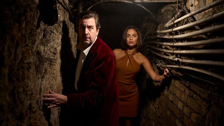 Auch ein Geheimgang muss sein: Bastian Pastewka schleicht mit seiner Mitstreiterin (Taneshia Abt) durch den Untergrund eines Herrenhauses, in dem nat&uuml;rlich ein mysteri&ouml;ser Mord passiert ist.