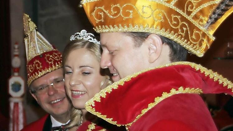 Georg Löffler (hinten) steht den Prinzenpaaren wie dem diesjährigen, Silke Woletz-Bauer und Andreas Bauer, gerne zur Seite.