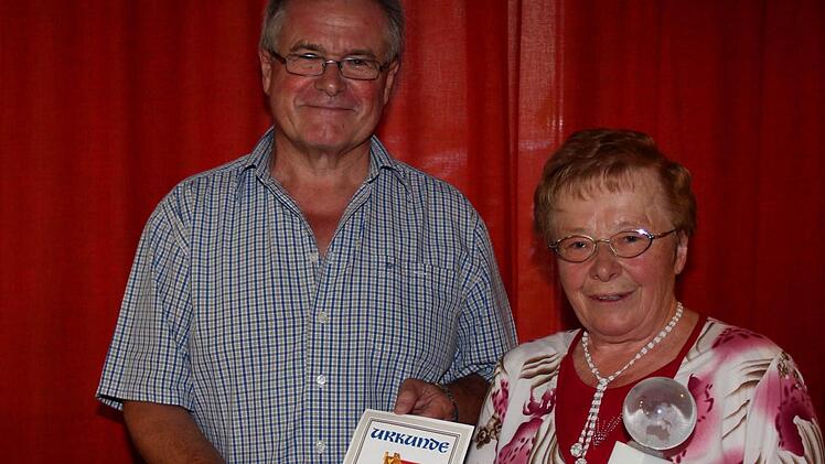 Friedl Beck (links) überreicht den Pokal an Ruth Kuhn.