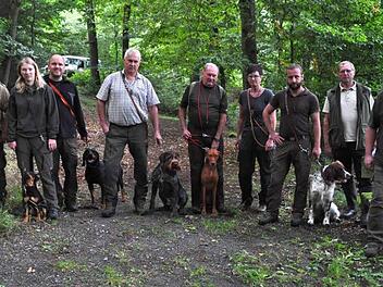 Diese Hunde und ihre Hundeführer haben die Prüfung für die Brauchbarkeit bei der Jagd und im Revier bestanden. Mit auf dem Bild der Hundeführer der BJV-Kreisgruppe Ebern und Ausbilder Hans Heinert (Zweiter von rechts). Foto: Simon Albrecht