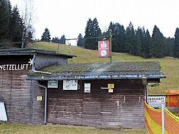Die Skiliftbetreiber in Ludwigsstadt hoffen, dass Skifahrer bald auf einer weißen Pracht den Hang herunterfahren können.  Foto: Veronika Schadeck