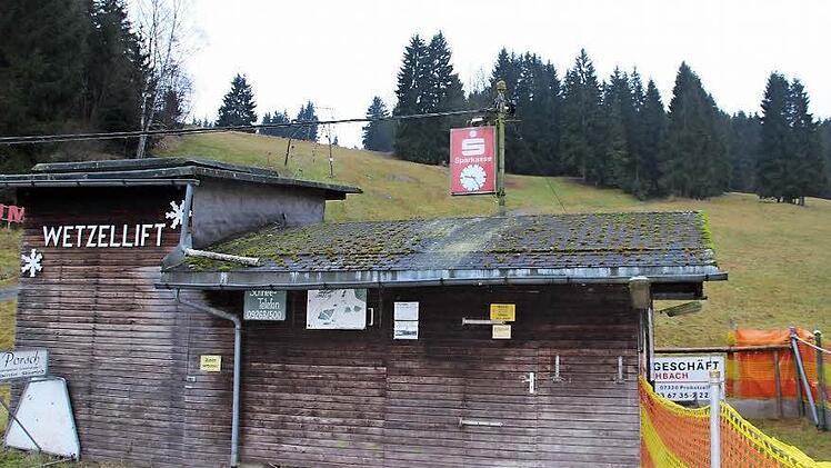 Die Skiliftbetreiber in Ludwigsstadt hoffen, dass Skifahrer bald auf einer weißen Pracht den Hang herunterfahren können.  Foto: Veronika Schadeck