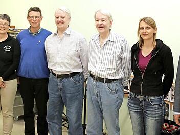 Die Vereinsführung mit den Geehrten und Dirigent Wolfram Heinlein (r.) Foto: Richard Sänger