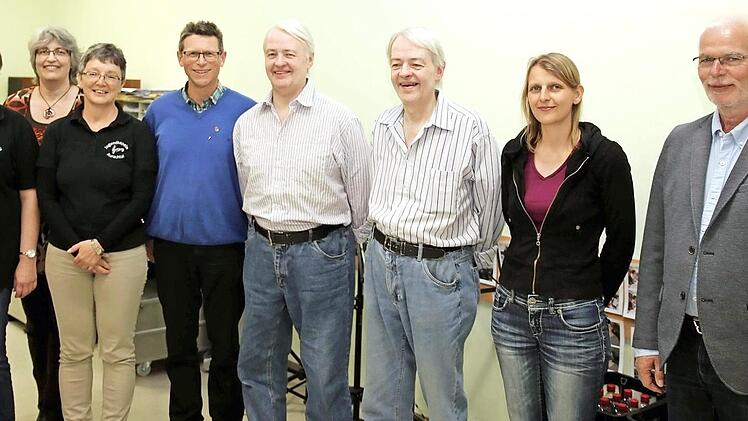 Die Vereinsführung mit den Geehrten und Dirigent Wolfram Heinlein (r.) Foto: Richard Sänger