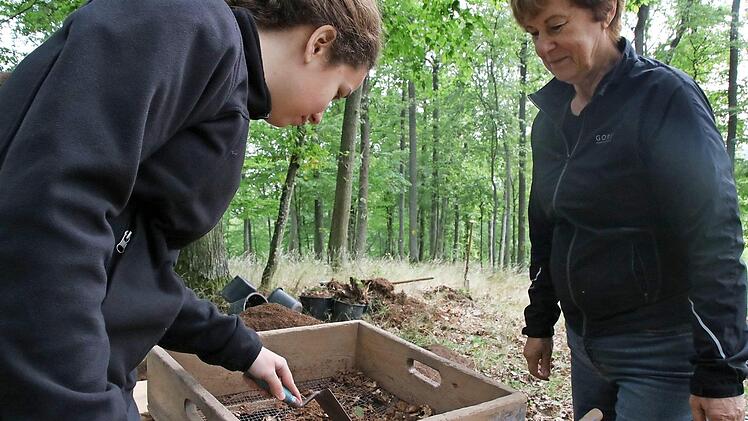Archäologiestudentin Anne-Sophie Ebert (links) und die ehrenamtliche Helferin Monika Decoster sieben den Erdaushub: Findet sich etwas?