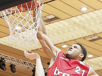 Kraftvoll schließt Augustine Rubit (rotes Trikot) gegen Robin Benzing per Dunking ab, ärgerte sich am Ende aber maßlos über die Niederlage in Würzburg. Foto: Daniel Löb