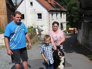 Christian und Karoline Müller und ihre drei bei ihnen lebenden Enkelkinder (auf dem Bild ist Luca) haben nach dem Brand in Wildenberg nun in Hummendorf eine neue Bleibe gefunden. Foto: Veronika Schadeck