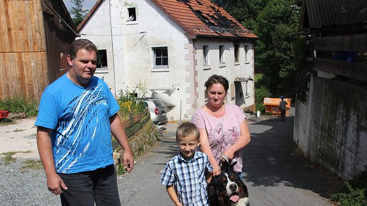 Christian und Karoline Müller und ihre drei bei ihnen lebenden Enkelkinder (auf dem Bild ist Luca) haben nach dem Brand in Wildenberg nun in Hummendorf eine neue Bleibe gefunden. Foto: Veronika Schadeck