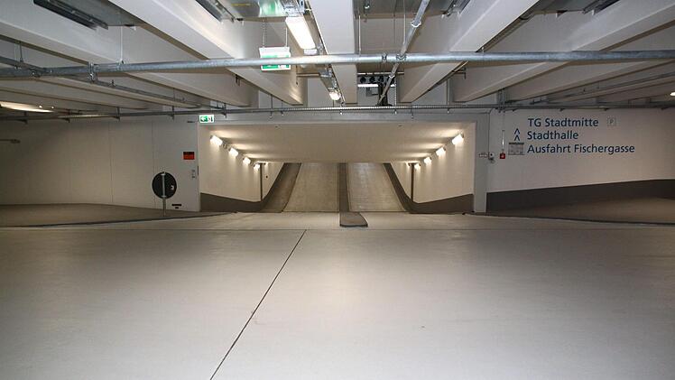 Die augenfälligste Neuerung in der Tiefgarage unter dem EKU-Platz ist der Durchstich zur Stadthallen-Tiefgarage. Die Rampe ist mit 15 Prozent Gefälle recht steil, aber problemlos befahrbar. Dagmar Besand