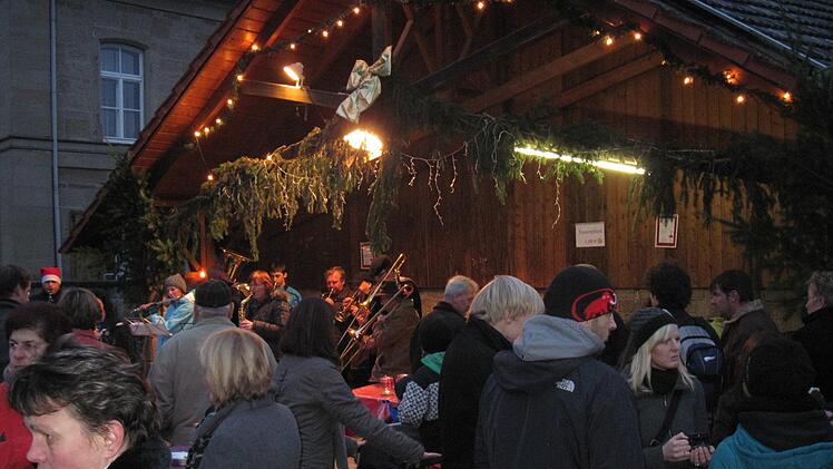 Weihnachtliche Kl&auml;nge am Musikheim.  Foto: Archiv Philipp Bauernschubert