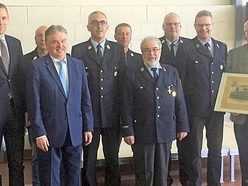 Erster Schützenmeister Hermann Schneider (rechts) überreichte der Thurnauer Feuerwehr zur 150-Jahr-Feier ein Mannschaftsbild von anno dazumal. Mit im Bild (von links) Bürgermeister Martin Bernreuther, Kreisbrandmeister Udo Herrmannsdörfer, Landrat Klaus Peter Söllner, Kreisbrandinspektor Siegfried Zillig, Kommandant Jörg Schneider, Zweiter Vorsitzender Berthold Hofmann, Kreisbrandrat Stefan Härtlein und Vorsitzender Stefan Ruckriegel Foto: privat