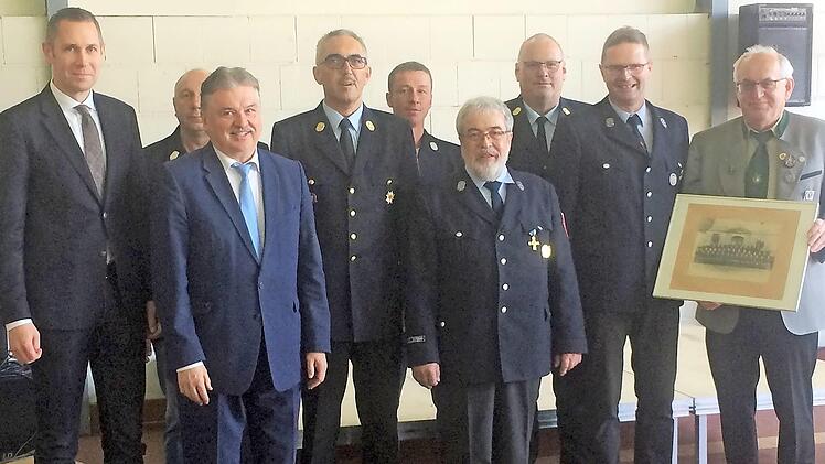 Erster Schützenmeister Hermann Schneider (rechts) überreichte der Thurnauer Feuerwehr zur 150-Jahr-Feier ein Mannschaftsbild von anno dazumal. Mit im Bild (von links) Bürgermeister Martin Bernreuther, Kreisbrandmeister Udo Herrmannsdörfer, Landrat Klaus Peter Söllner, Kreisbrandinspektor Siegfried Zillig, Kommandant Jörg Schneider, Zweiter Vorsitzender Berthold Hofmann, Kreisbrandrat Stefan Härtlein und Vorsitzender Stefan Ruckriegel Foto: privat