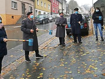 Um den geforderten Abstand einzuhalten, hat man die Spendendosen an Holzstangen befestigt. Aufgrund der wenigeren Besucher hatte man heuer knapp die Hälfte der Vorjahre in den Sammeldosen.  Foto: SRK