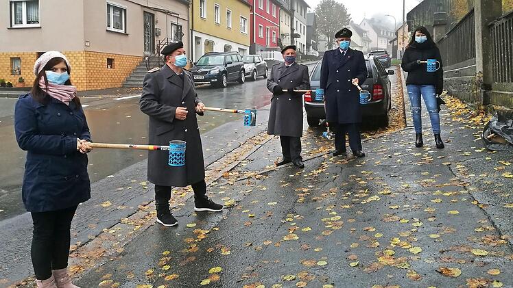 Um den geforderten Abstand einzuhalten, hat man die Spendendosen an Holzstangen befestigt. Aufgrund der wenigeren Besucher hatte man heuer knapp die Hälfte der Vorjahre in den Sammeldosen.  Foto: SRK