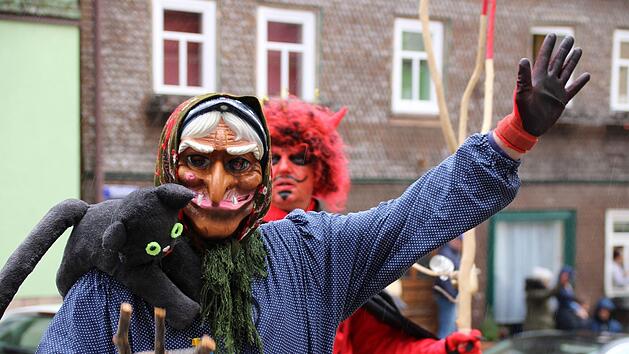 Das einzige, was geblieben ist, sind die  Masken: Am 25. Februar 2020 waren  die Narren am Faschingsdienstag noch vor gro&szlig;em Publikum auf  Br&uuml;ckenaus Stra&szlig;en unterwegs. Foto: Archiv/Ulrike M&uuml;ller
