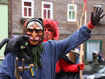 Das einzige, was geblieben ist, sind die  Masken: Am 25. Februar 2020 waren  die Narren am Faschingsdienstag noch vor großem Publikum auf  Brückenaus Straßen unterwegs. Foto: Archiv/Ulrike Müller