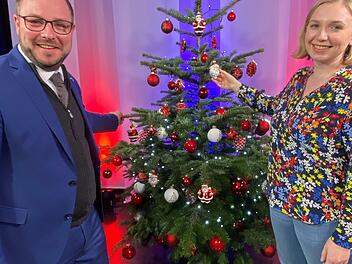 Der geschmückte Weihnachtsbaum im Studio von NEC TV durfte für die Aufnahme der Weihnachtsansprache nicht größer sein. Versteigert wird jedoch ein Baum nach Maß, dessen Schmuck einen Wert von 450 Euro hat. Das versprechen Landrat Sebastian Straubel und Marie Müller-Blech von Inge Glas.
