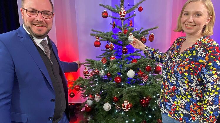 Der geschmückte Weihnachtsbaum im Studio von NEC TV durfte für die Aufnahme der Weihnachtsansprache nicht größer sein. Versteigert wird jedoch ein Baum nach Maß, dessen Schmuck einen Wert von 450 Euro hat. Das versprechen Landrat Sebastian Straubel und Marie Müller-Blech von Inge Glas.