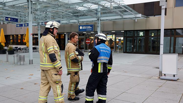 Gasgeruch am Flughafen N&uuml;rnberg: Feuerwehr r&uuml;ckt mit mehreren Fahrzeugen an