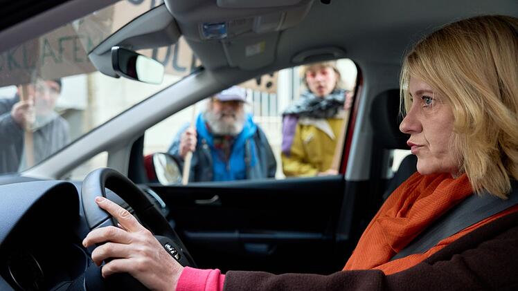 Wanda (Caroline Peters) wird von Impfgegnern bedr&auml;ngt.