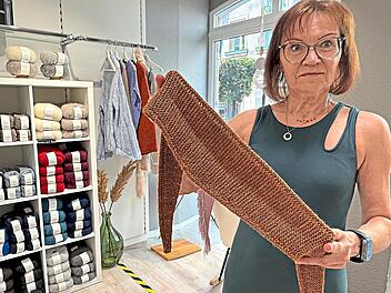 Kerstin Wegmann startet mit 57 Jahren noch einmal neu durch und erf&uuml;llt sich mit ihrem Laden einen Lebenstraum. In den H&auml;nden h&auml;lt sie den ber&uuml;hmten &bdquo;Sophies Scarf&ldquo;, der aus nur einem Kn&auml;uel gestrickt wird. Sonny Adam