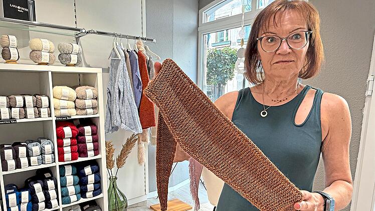 Kerstin Wegmann startet mit 57 Jahren noch einmal neu durch und erf&uuml;llt sich mit ihrem Laden einen Lebenstraum. In den H&auml;nden h&auml;lt sie den ber&uuml;hmten &bdquo;Sophies Scarf&ldquo;, der aus nur einem Kn&auml;uel gestrickt wird. Sonny Adam