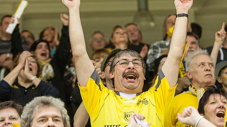 Einer von 3175. Der Großteil der Besucher des Franken-Derbys in der HUK-Coburg-Arena trug am Samstagabend Gelb-Schwarz. Und die Anhänger des HSC 2000 Coburg hatten genügend Grund zum Jubeln, denn ihre Mannschaft gewann das für das Titelrennen in der 3. Liga so wichtige Spiel gegen den HSC Neustadt.