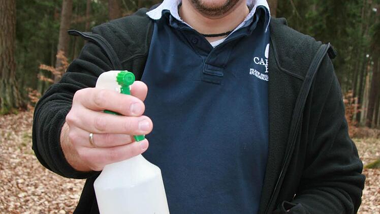 Nach der Inspektion wird der Holzstab abgeflammt und mit Baldrian eingesprüht. Der Baldrianduft soll die Wildkatzen, wenn sie in dem Gebiet vorkommen, anlocken