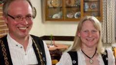 Ausgezeichnet mit der goldenen Ehrennadel für 30 Jahre aktives Musizieren wurde Manfred Klüh. Für 15-jährige Tätigkeit im Vorstand erhielt Sonja Wirsing die Ehrung in Silber.  Foto: Petra Heurich