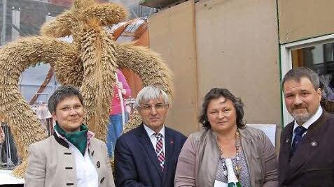 Die schönste Erntekrone, davor (von links): Marion Warmuth, Hans Rebelein, Theresia Krappmann aus Uetzing und Michael Bienlein