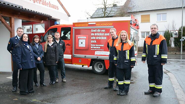 Gemeinsame Initiative für die Nachwuchs-Werbung. Unser Bild zeigt (von links) Kommandant Christopher Stübinger, Kerstin Berg, Daniela Liebig, Daniela Dittrich und Jörg Stübinger von Kuuk Media, Vorsitzenden Torsten Grampp, Lea Berthold und Initiator Bernd Kugler. Foto: Dagmar Besand