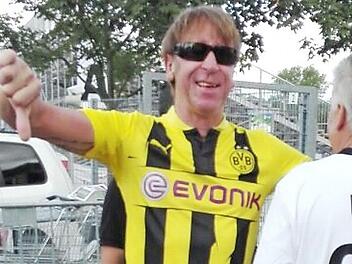 Enttäuschung vorm Spiel: Bernie Lausch durfte mit seinem Trikot nicht ins Stadion. Foto: privat