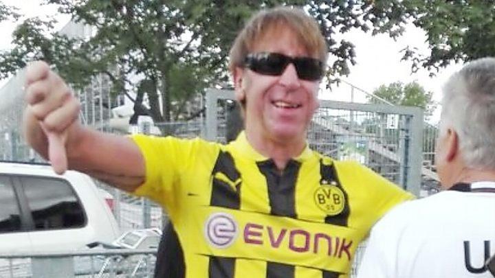 Enttäuschung vorm Spiel: Bernie Lausch durfte mit seinem Trikot nicht ins Stadion. Foto: privat