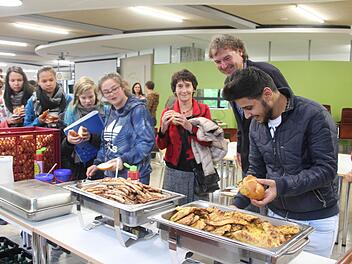 Spätestens am Buffet war die Völkerverständigung perfekt, überzeugte sich der Unesco-Koordinator der Schule Richard Popp (Zweiter von rechts): "Putenschnitzel meets Kulmbacher Bratwurst und Schweinesteak" war das Motto - und jeder griff zu dem, was ihm am meisten schmeckte.Sonny Adam