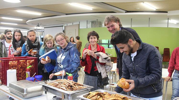 Spätestens am Buffet war die Völkerverständigung perfekt, überzeugte sich der Unesco-Koordinator der Schule Richard Popp (Zweiter von rechts): "Putenschnitzel meets Kulmbacher Bratwurst und Schweinesteak" war das Motto - und jeder griff zu dem, was ihm am meisten schmeckte.Sonny Adam