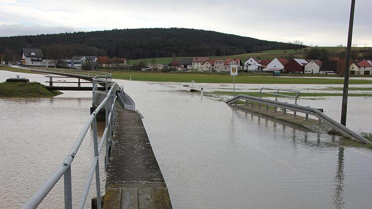 Die Itz (hier bei Busendorf) überflutete mehrere Straßen.Foto: Ralf Kestel