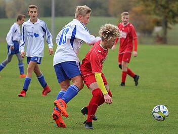 Durchaus körperbetont, aber auch torreich ging es zu beim U-15-Kick zwischen der JFG Sinntal-Schondratal (rote Trikots) gegen die SG Steinach. Das Remis verdienten sich beide Parteien redlich.Sebastian Schmitt