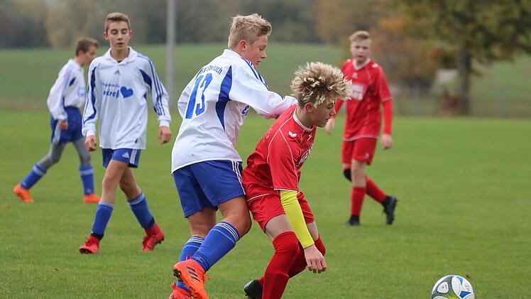 Durchaus körperbetont, aber auch torreich ging es zu beim U-15-Kick zwischen der JFG Sinntal-Schondratal (rote Trikots) gegen die SG Steinach. Das Remis verdienten sich beide Parteien redlich.Sebastian Schmitt