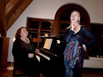 Tatjana Shapiro (l.) und Cornelia Götz bereiteten ihrem Publikum mit ihrer humorvollen Art einen unterhaltsamen Abend. Foto: Richard Sänger